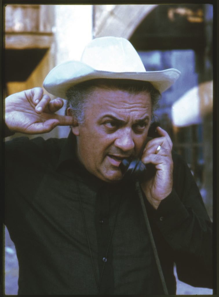 Fellini au téléphone à Cinecittà, pendant le tournage de Casanova en 1975. © Franco Pinna/Gérald Morin